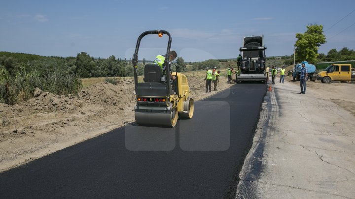 Drumuri mai bune în raionul Cantemir: Până la sfârşitul verii, în 50 de localităţi vor fi renovate mai multe porţiuni de drum (FOTOREPORT)