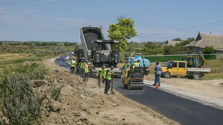 Drumuri mai bune în raionul Cantemir: Până la sfârşitul verii, în 50 de localităţi vor fi renovate mai multe porţiuni de drum (FOTOREPORT)