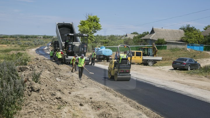 Drumuri mai bune în raionul Cantemir: Până la sfârşitul verii, în 50 de localităţi vor fi renovate mai multe porţiuni de drum (FOTOREPORT)