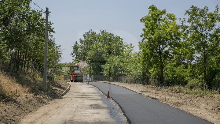 Drumuri mai bune în raionul Cantemir: Până la sfârşitul verii, în 50 de localităţi vor fi renovate mai multe porţiuni de drum (FOTOREPORT)