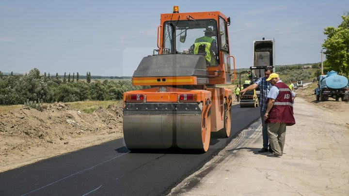 Drumuri mai bune în raionul Cantemir: Până la sfârşitul verii, în 50 de localităţi vor fi renovate mai multe porţiuni de drum (FOTOREPORT)