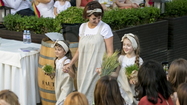 Ţinute spectaculoase şi culori pastelate. Designeri autohtoni şi-au prezentat cele mai noi tendințe pentru vară (FOTO)