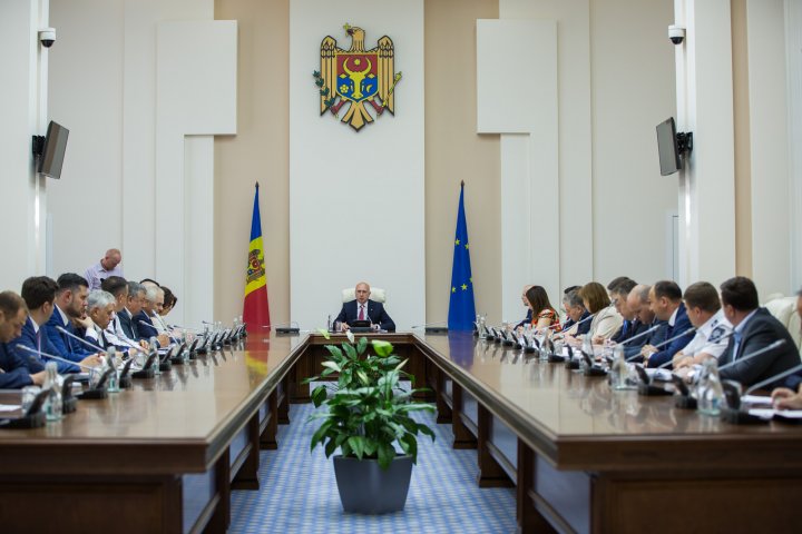 Premierul Pavel Filip solicită o interacțiune eficientă între autoritățile responsabile, pentru a nu admite răspândirea pestei porcine (FOTO)