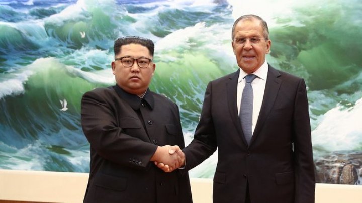 Jurnaliştii de la Rossia 24 l-au făcut "să zâmbească" pe Kim Jong-un în poza cu Lavrov (FOTO)