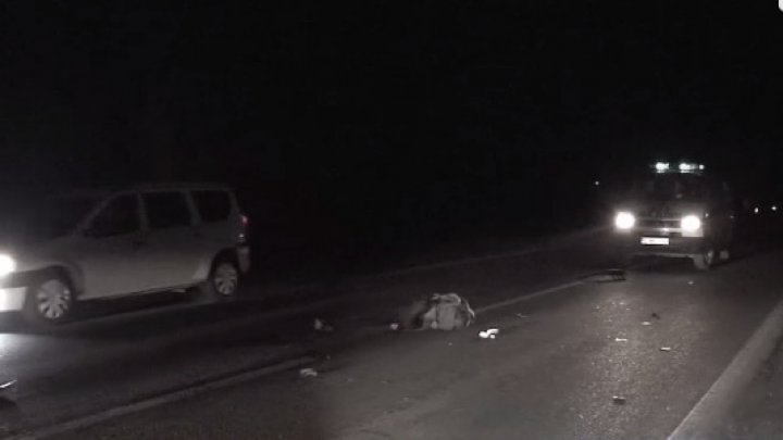 O clipă de neatenţie i-a curmat viaţa! Un bărbat de 56 de ani, LOVIT MORTAL de un automobil (VIDEO)