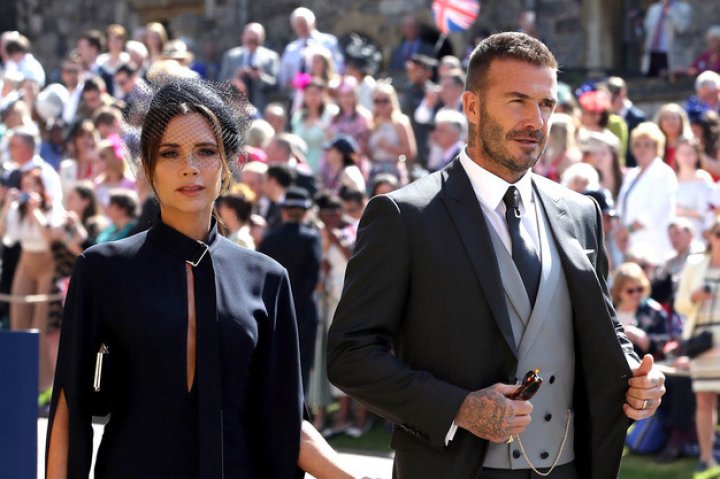 David şi Victoria Beckham scot la licitaţie ţinutele intens discutate de la nunta prinţului Harry (FOTO)