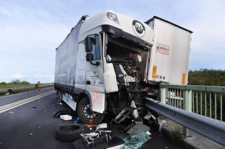 Accident cu cinci camioane în Franţa. Doi șoferi au murit pe loc (FOTO)