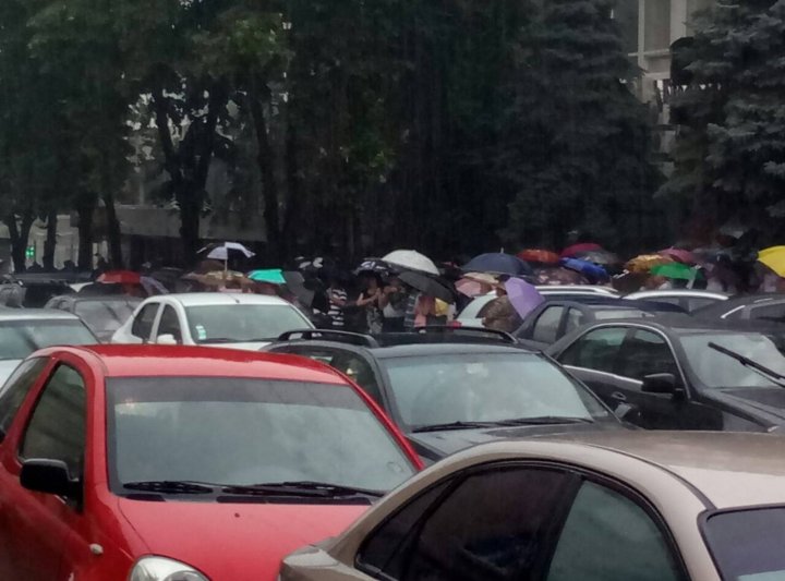 CEC: Alegerile locale noi din Chişinău au fost declarate nule. Protestatarii, comportament agresiv în faţa instituţiei (VIDEO)