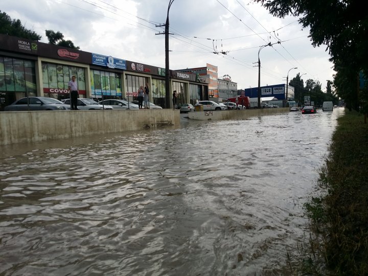 Strada Uzinelor, complet inundată în urma ploii torenţiale. Transportul public blocat și apă de UN METRU (FOTOREPORT)