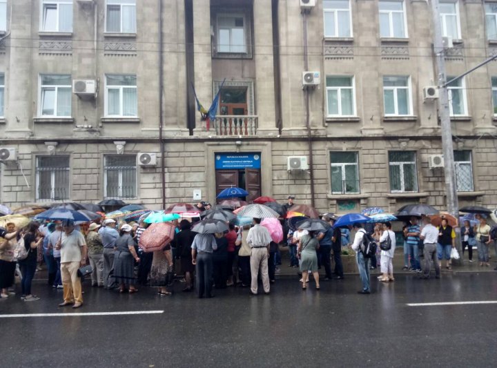 CEC: Alegerile locale noi din Chişinău au fost declarate nule. Protestatarii, comportament agresiv în faţa instituţiei (VIDEO)