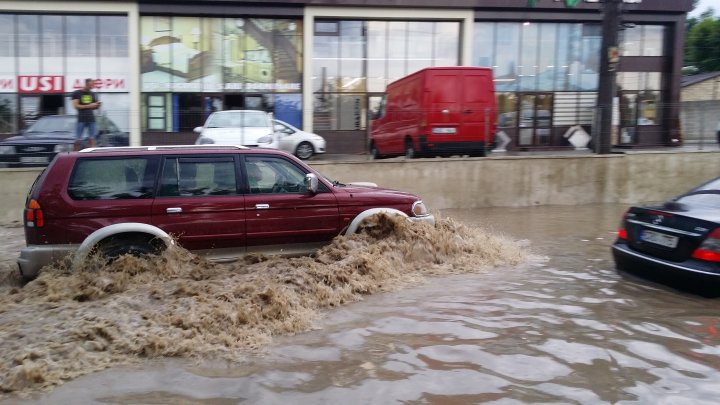 Strada Uzinelor, complet inundată în urma ploii torenţiale. Transportul public blocat și apă de UN METRU (FOTOREPORT)