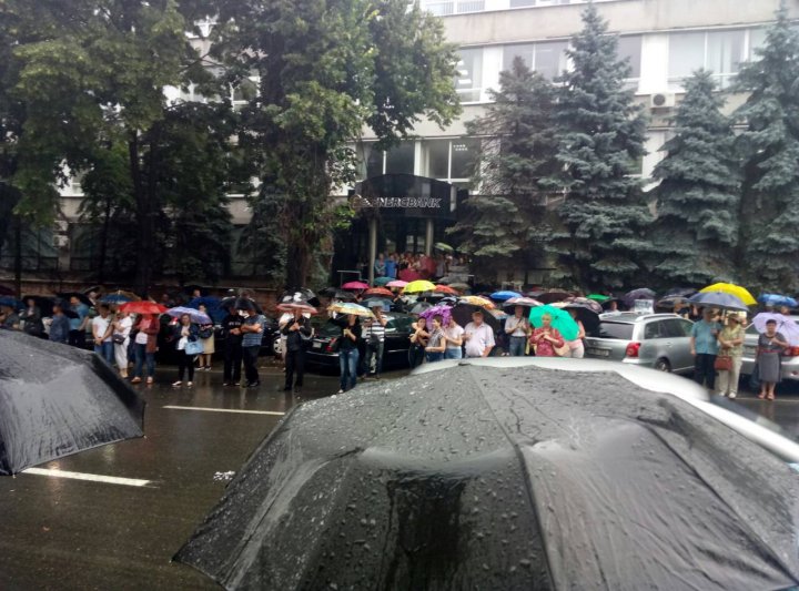 CEC: Alegerile locale noi din Chişinău au fost declarate nule. Protestatarii, comportament agresiv în faţa instituţiei (VIDEO)