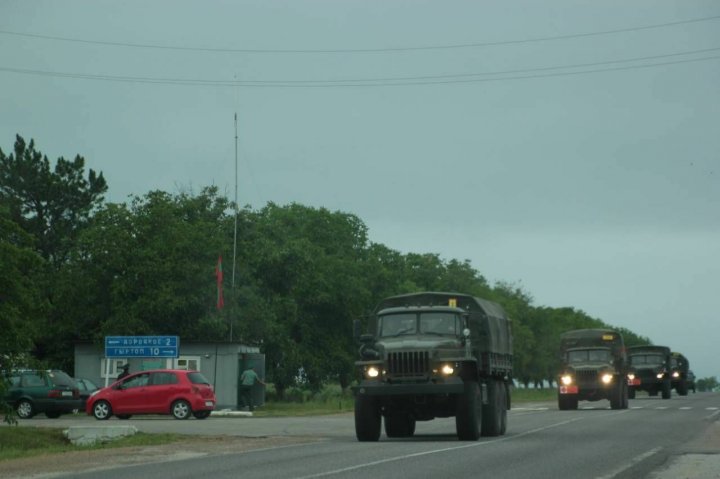 Îndată după decizia ONU pe traseul Dubăsari-Grigoriopol-Tiraspol au fost observate maşini blindate fără numere de înmatriculare (VIDEO)