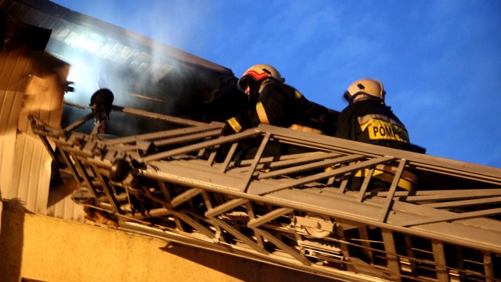 Pompierii au trei versiuni în cazul incendiului puternic produs într-un local din sectorul Buiucani