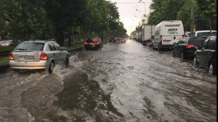 România se confruntă cu ploi torenţiale şi furtuni. Staţie de metrou din Bucureşti, evacuată