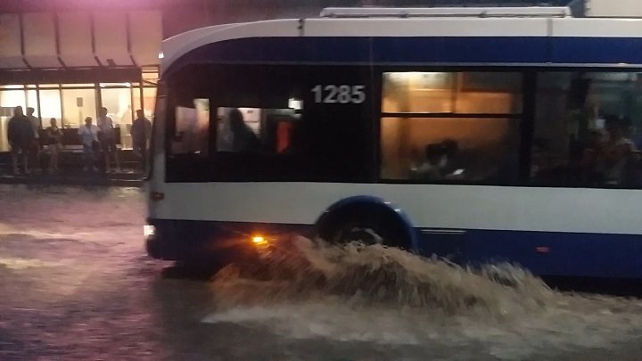 Natura s-a dezlănțuit şi plouă torenţial! PUHOAIE DE APĂ pe străzile Chişinăului (VIDEO)