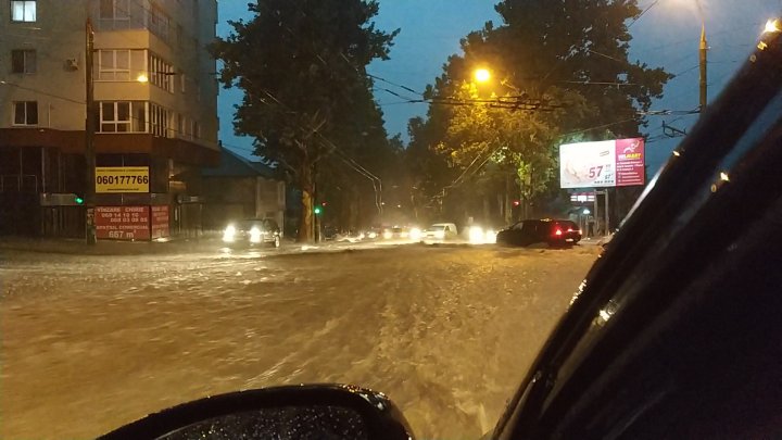 Natura s-a dezlănțuit şi plouă torenţial! PUHOAIE DE APĂ pe străzile Chişinăului (VIDEO)