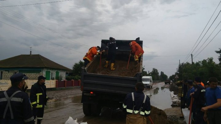 Consecinţele ploii torenţiale: Apa a pătruns în beciurile şi ogrăzile a zece familii din satul Gherman (FOTO)