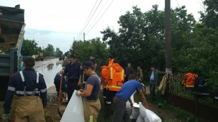 Consecinţele ploii torenţiale: Apa a pătruns în beciurile şi ogrăzile a zece familii din satul Gherman (FOTO)