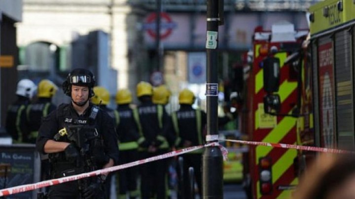 Poliţia britanică a arestat, în gara Charing Cross din Londra, un bărbat care susţinea că avea o bombă