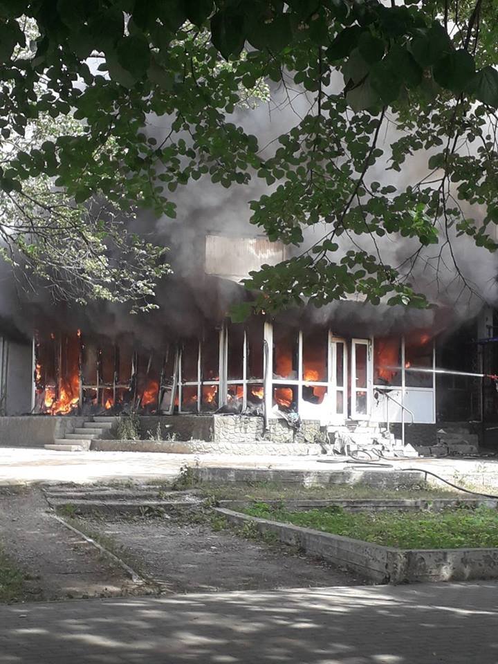 INCENDIU PUTERNIC în oraşul Drochia. Un magazin A ARS CA O TORŢĂ (FOTO)