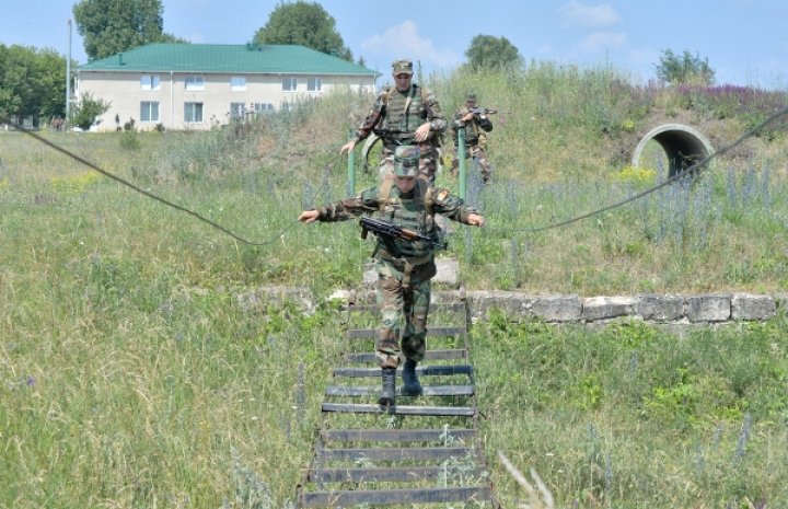 Trageri de luptă şi aruncarea grenadelor de mână. Infanteriştii din Cahul, campioni la Patrula Militară