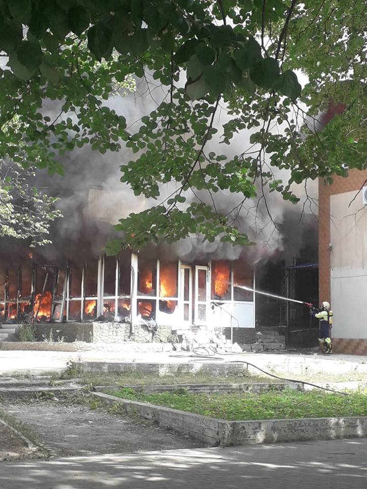 INCENDIU PUTERNIC în oraşul Drochia. Un magazin A ARS CA O TORŢĂ (FOTO)