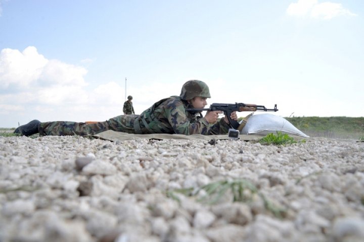 Trageri de luptă şi aruncarea grenadelor de mână. Infanteriştii din Cahul, campioni la Patrula Militară