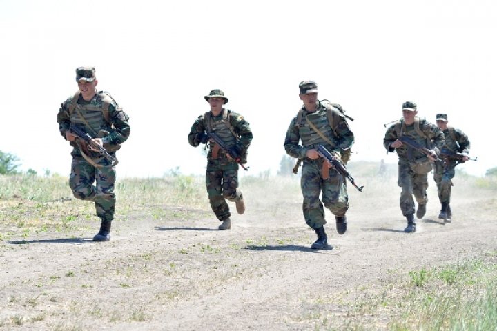 Trageri de luptă şi aruncarea grenadelor de mână. Infanteriştii din Cahul, campioni la Patrula Militară