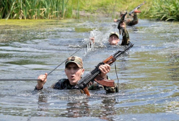 Trageri de luptă şi aruncarea grenadelor de mână. Infanteriştii din Cahul, campioni la Patrula Militară