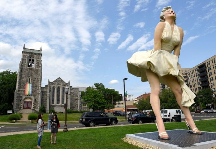 Locuitorii din Stamford, revoltați după ce statuia lui Marilyn Monroe a fost amplasată lângă biserică 