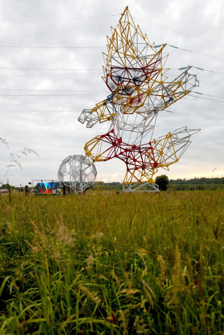 Un stâlp de electricitate a fost transformat în mascota Campionatului Mondial în Rusia (FOTO)