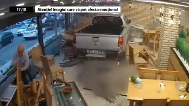 O mașină a intrat cu viteză într-un local din Turcia: Mai multe persoane, aruncate de pe scaune (VIDEO)