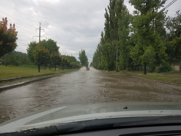 O nouă zi cu FURTUNĂ în Capitală! Străzile principale se transformă, din nou, în râuri (VIDEO/FOTO)