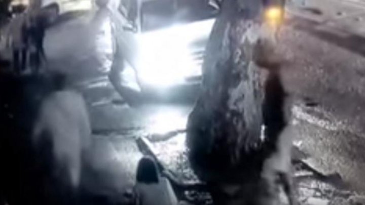 IMAGINI TERIFIANTE în plină stradă. Un bărbat îşi bate MAMA cu bestialitate (VIDEO cu puternic impact emoţional)