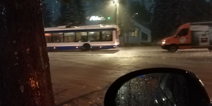 POTOP în Capitală şi în alte localităţi din ţară. Străzi inundate, mașini avariate (VIDEO/FOTO)