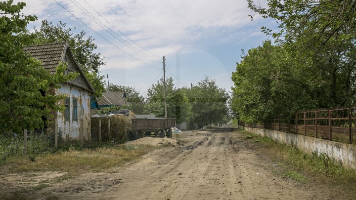 Culturi distruse, case ruinate şi pagube de sute de mii de lei. PLOAIA TORENŢIALĂ a făcut PRĂPĂD în satul Ucrainca, Căuşeni (FOTO)