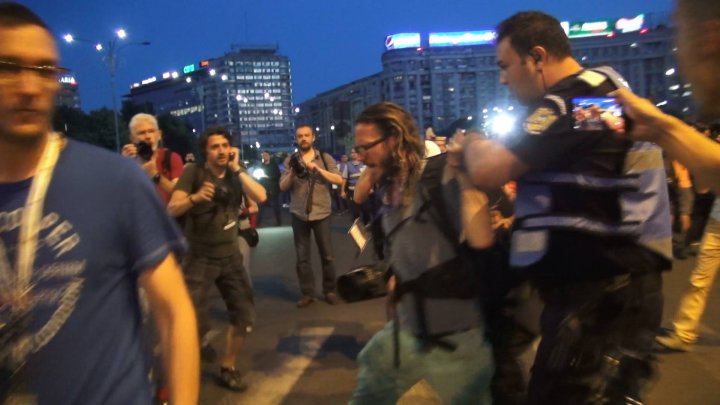 Reacţia jandarmeriei după ce au ridicat un jurnalist de la protestele din Bucuresti: Un badge PRESS nu este un act oficial