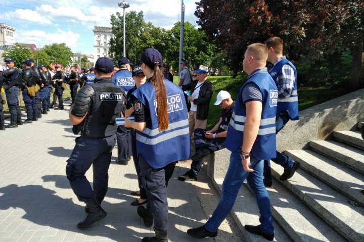 Poliția a împărțit apă manifestanţilor care protestează în PMAN