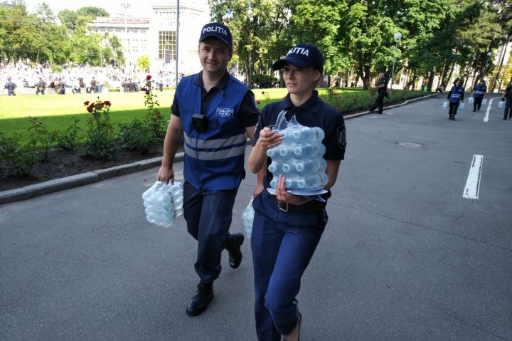 Poliția a împărțit apă manifestanţilor care protestează în PMAN