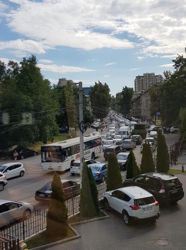 Protestul lui Andrei Năstase blochează traficul în centrul orașului, luni la ora de vârf (VIDEO/FOTO)