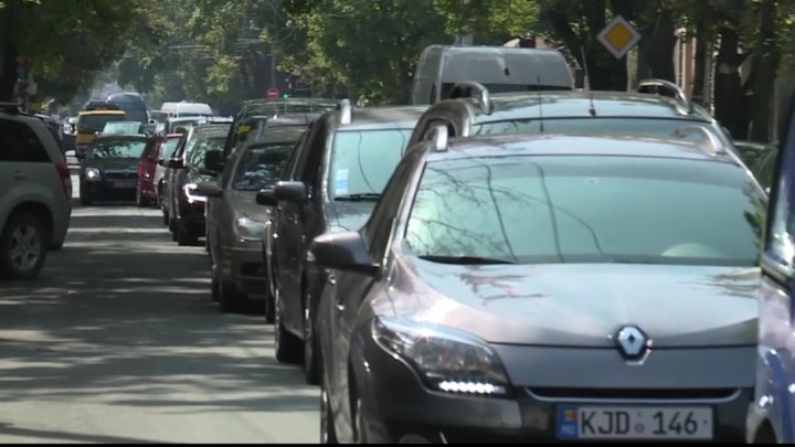 Ambuteiaje, claxoane, şoferi nervoşi şi călători indignaţi. Decizia Primăriei a paralizat circulaţia în inima Capitalei