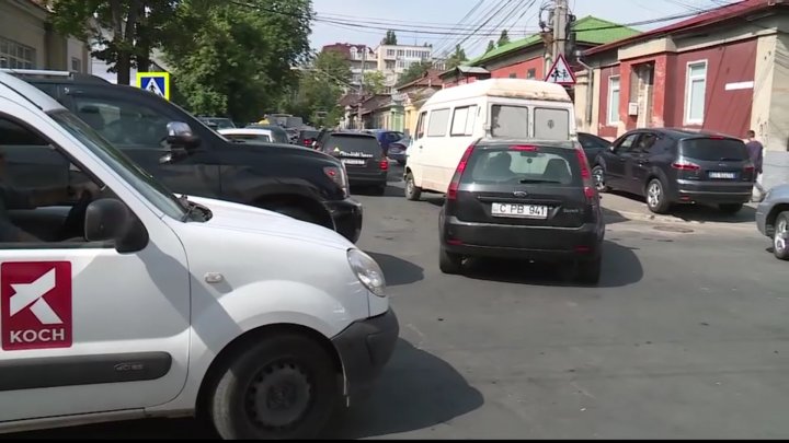 Ambuteiaje, claxoane, şoferi nervoşi şi călători indignaţi. Decizia Primăriei a paralizat circulaţia în inima Capitalei