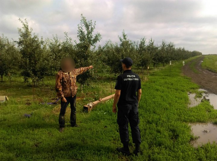 Doi bărbaţi reţinuţi pentru trecerea ilegală a frontierei. Unul dintre ei, dat în căutare de Interpol (FOTO)