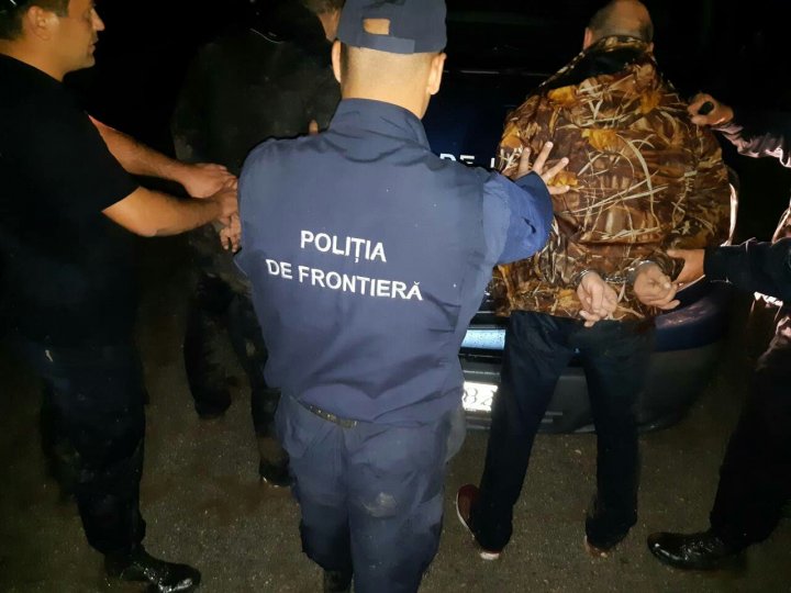 Doi bărbaţi reţinuţi pentru trecerea ilegală a frontierei. Unul dintre ei, dat în căutare de Interpol (FOTO)