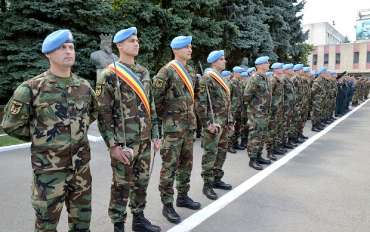 Îmbrăţişări de despărţire şi emoţii. 40 de militari ai Armatei Naţionale au plecat într-o misiune specială în Kosovo (VIDEO)