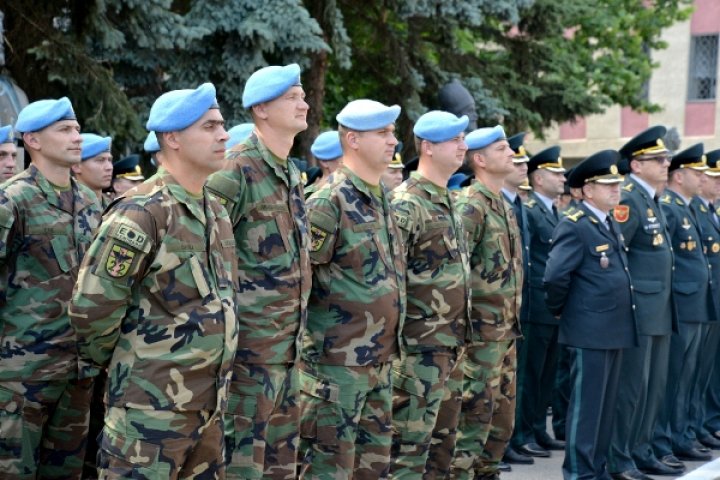 Îmbrăţişări de despărţire şi emoţii. 40 de militari ai Armatei Naţionale au plecat într-o misiune specială în Kosovo (VIDEO)