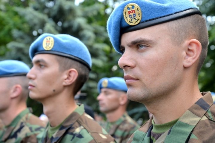 Îmbrăţişări de despărţire şi emoţii. 40 de militari ai Armatei Naţionale au plecat într-o misiune specială în Kosovo (VIDEO)