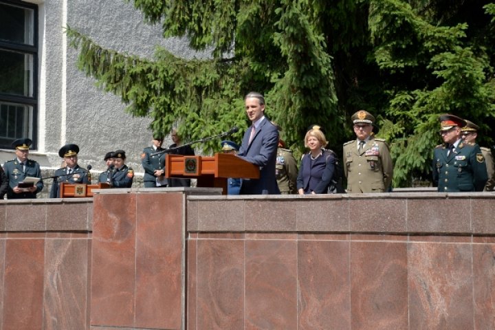 Îmbrăţişări de despărţire şi emoţii. 40 de militari ai Armatei Naţionale au plecat într-o misiune specială în Kosovo (VIDEO)