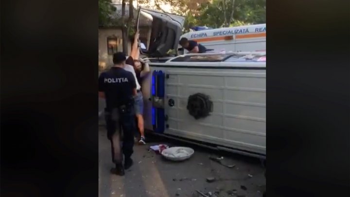 DETALII în cazul ambulanţei răsturnate şi a motociclistului accidentat în Capitală